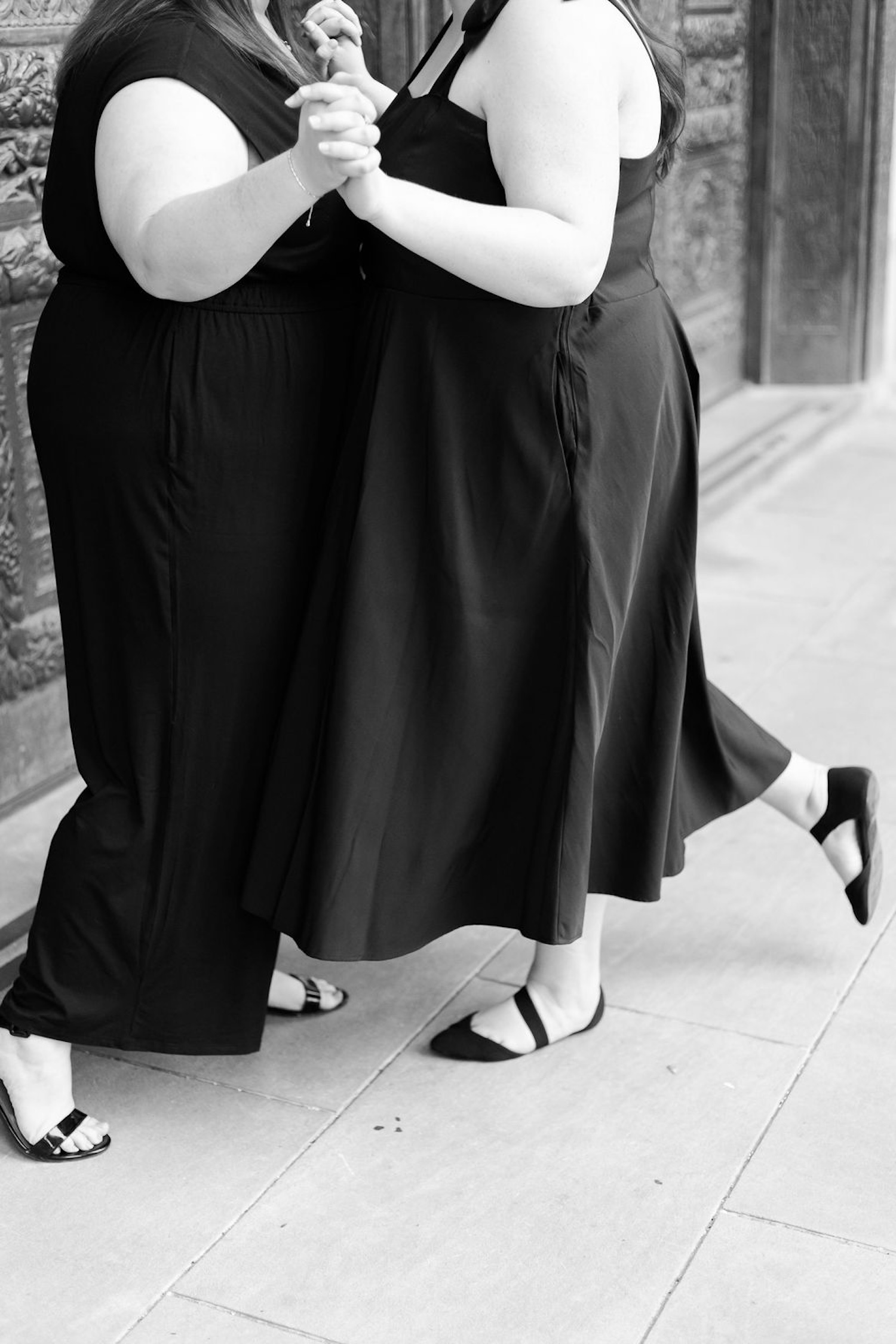lgbtq+ engagement photos at the nelson atkins museum in kansas city lauren benson photography