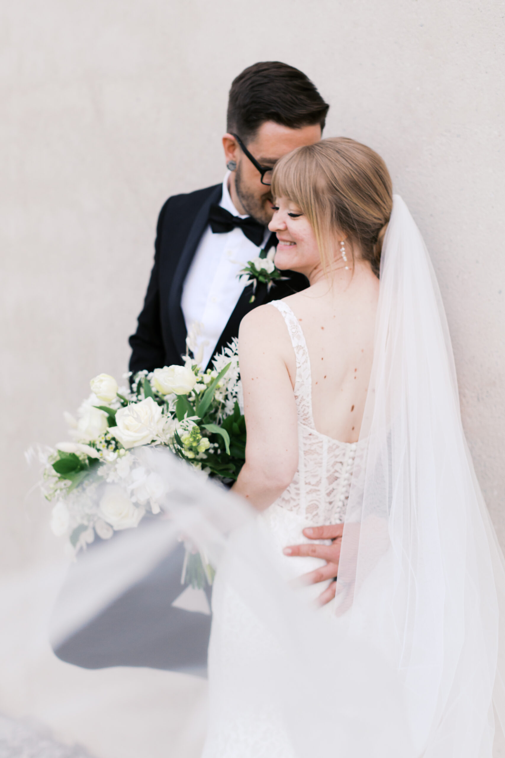 kansas city wedding at the simpson house with white roses lining the ceremony