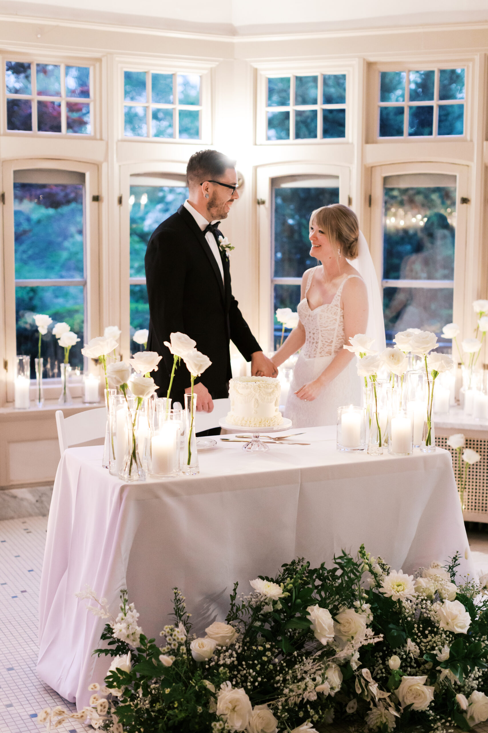 kansas city wedding at the simpson house with white roses and candle lit dinner