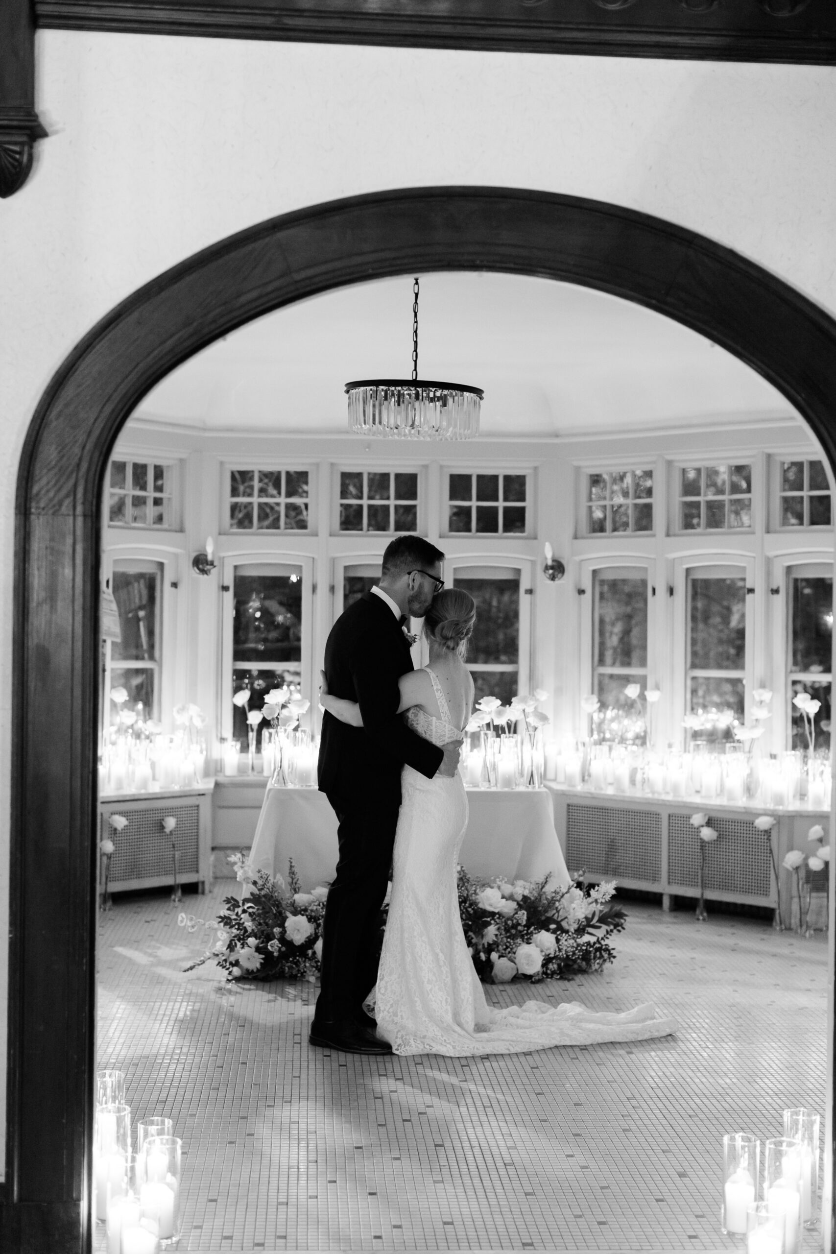 kansas city wedding at the simpson house with white roses and candle lit dinner